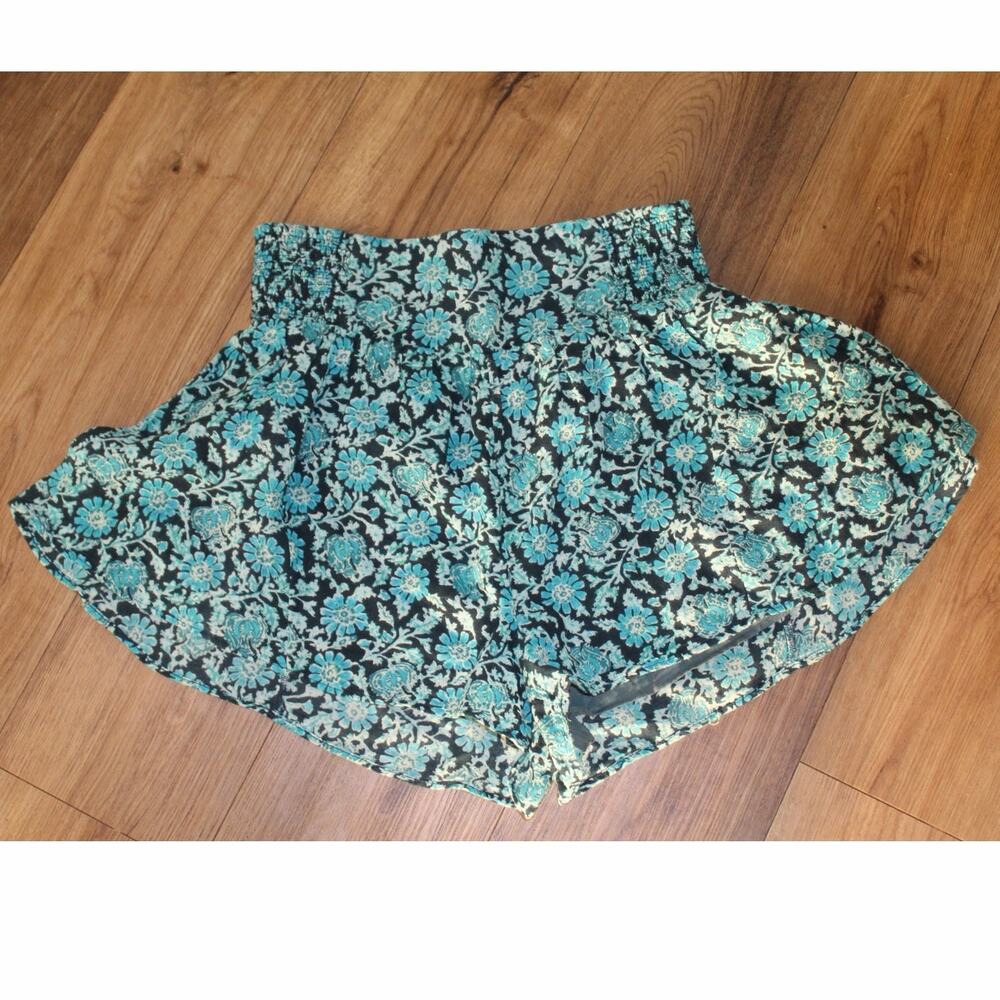 Free People “Say It’s So” Blue Floral Smocked Shorts | Size M | NWT - Picture 3 of 8